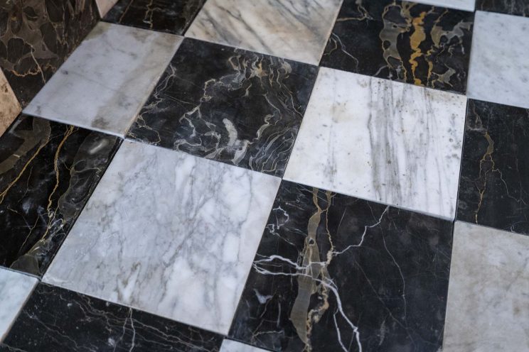 Interno con marmi